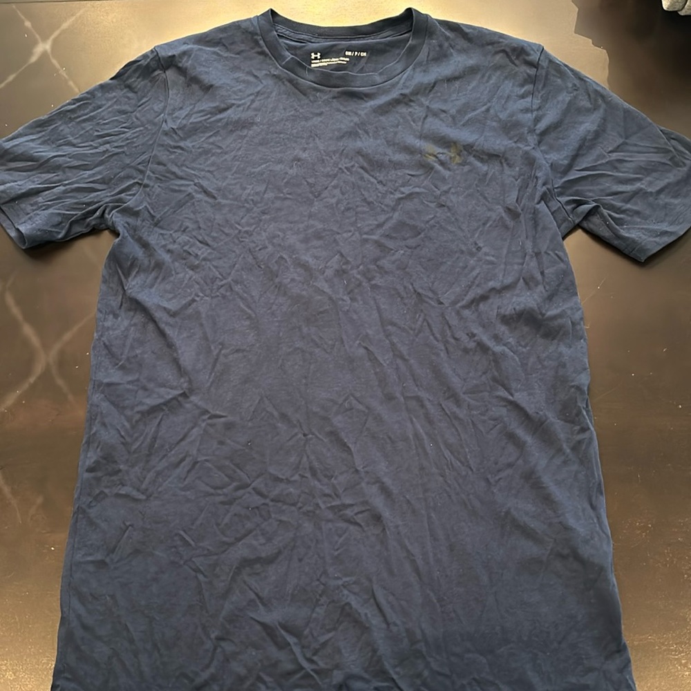 UA loose sz S men tshirt never worn